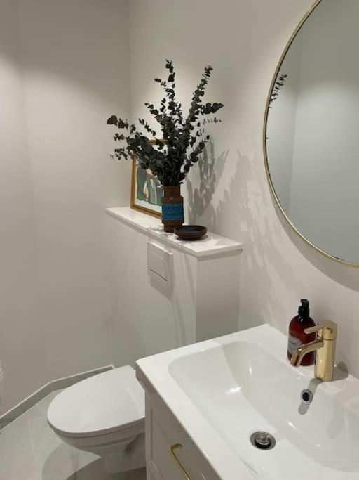 Nyrenoveret Charmerende Lejlighed I Odense C! Apartment Bagian luar foto